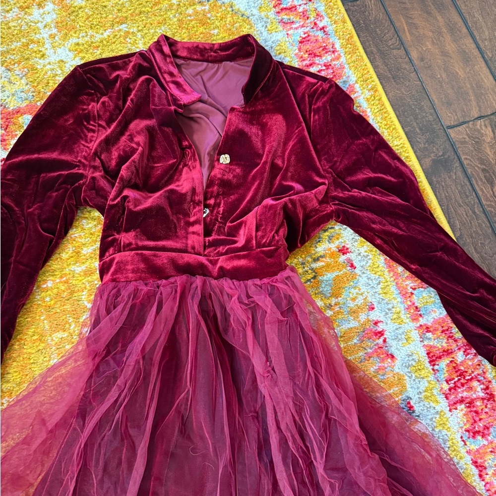 XL velvet burgundy with burgundy tool . Brand new never worn . Runs small .